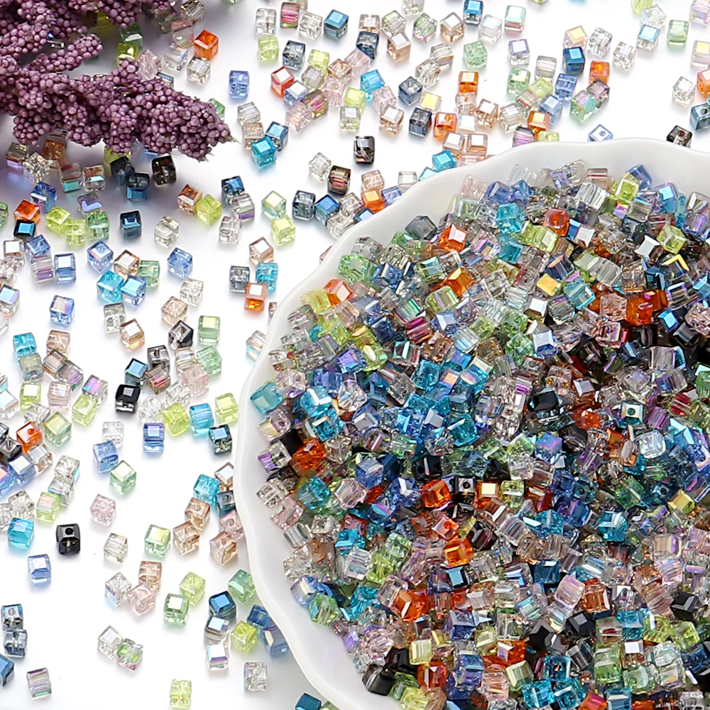 50 pz/lotto Quadrato Sfaccettato Perline di Cristallo di Vetro Colorato 4/6/8mm Allentato Del Distanziatore Del Cubo In Rilievo Per Gioielli FAI DA TE Che Fanno Collana Del Braccialetto