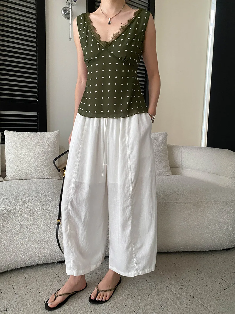 Sommerliche Damen-Weste im lässigen französischen Retro-Stil mit gepunkteter Spitze, Patchwork und V-Ausschnitt, schlank machend und ärmellos. – Detail 11