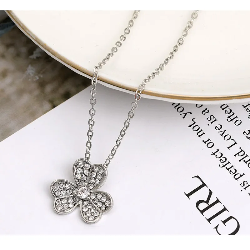 

Clover necklace, girl with diamond-set necklace, clover zircon pendant necklace, simple yet elegant