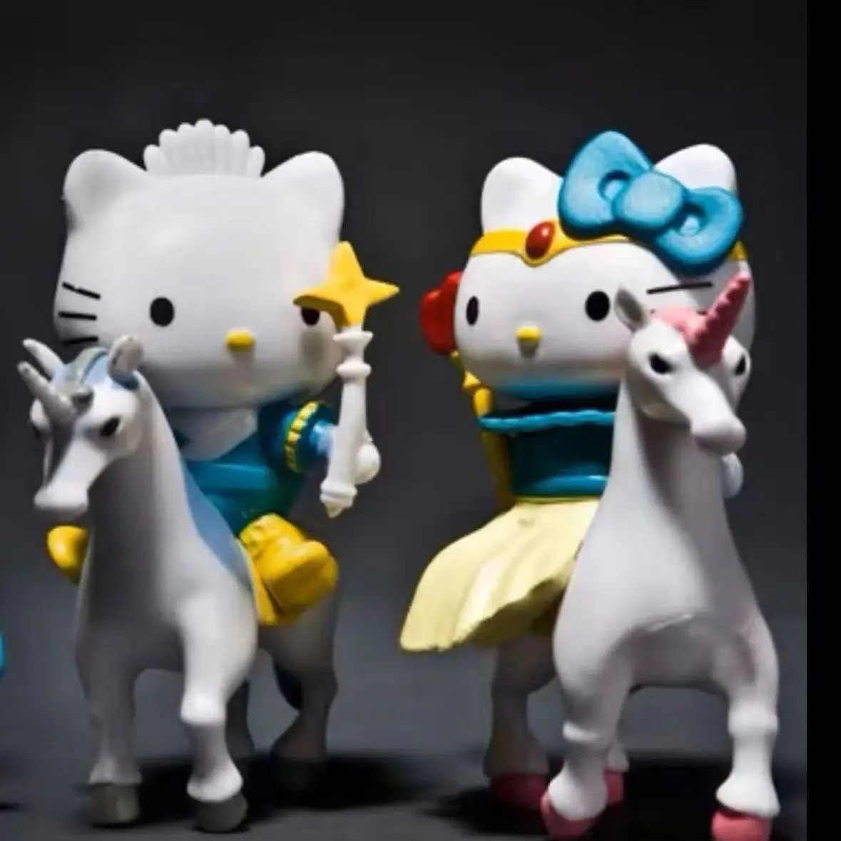 Regalo di San Valentino Sanrio Kawaii Hello Kitty Principe e Principessa Coppia Figura Divano KT Gatto Abito da equitazione Ornamento Torta Regalo fai da te