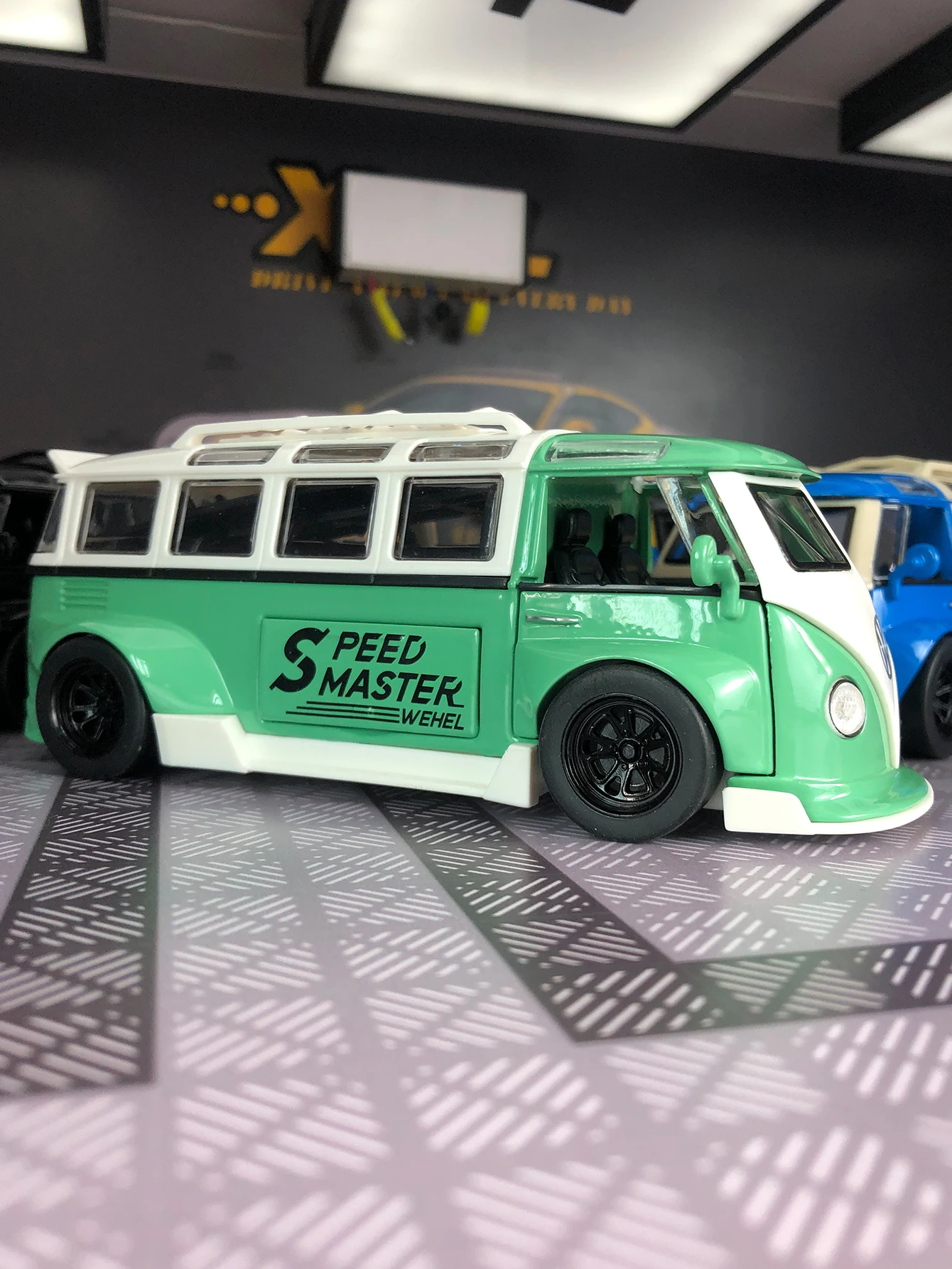 1: 32 نموذج سيارة معدل T1 محاكاة، زخرفة ثابتة، سيارة هدية معدنية قابلة للجمع