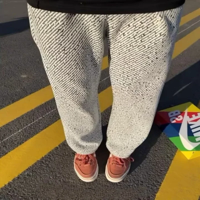 Męskie spodnie w retro paski, popularne na wiosnę i lato, emanujące luksusowym wyglądem i o wyrafinowanym, męskim stylu. Luźne s