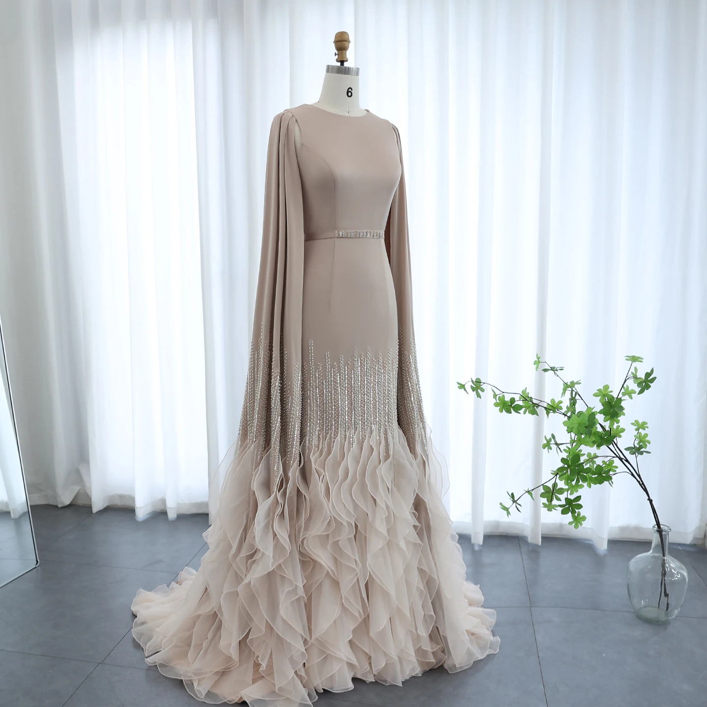 Sharon Said Luxuriöse Meerjungfrauen-Abendkleider in Nude mit Cape-Ärmeln und gestuften Rüschen für arabische Hochzeitsfeiern SS440 Maßanfertigung – Detail 10