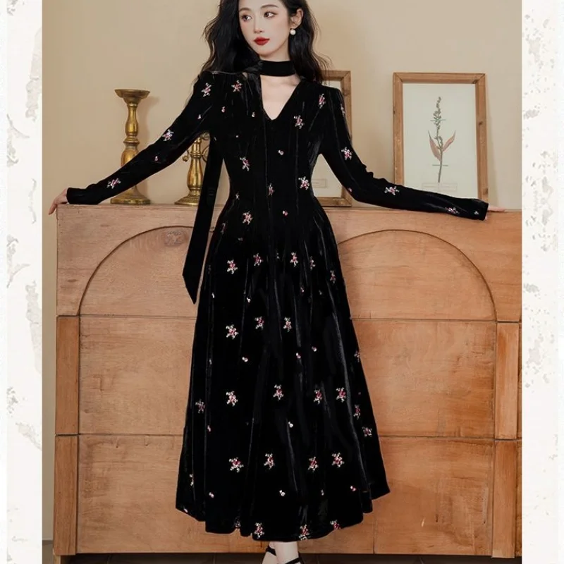 Francuska sukienka w stylu Hepburn z czarnego aksamitu dla kobiet, nowy projekt na jesień i zimę 2025, z kwiatowym haftem, elegancka, długa.