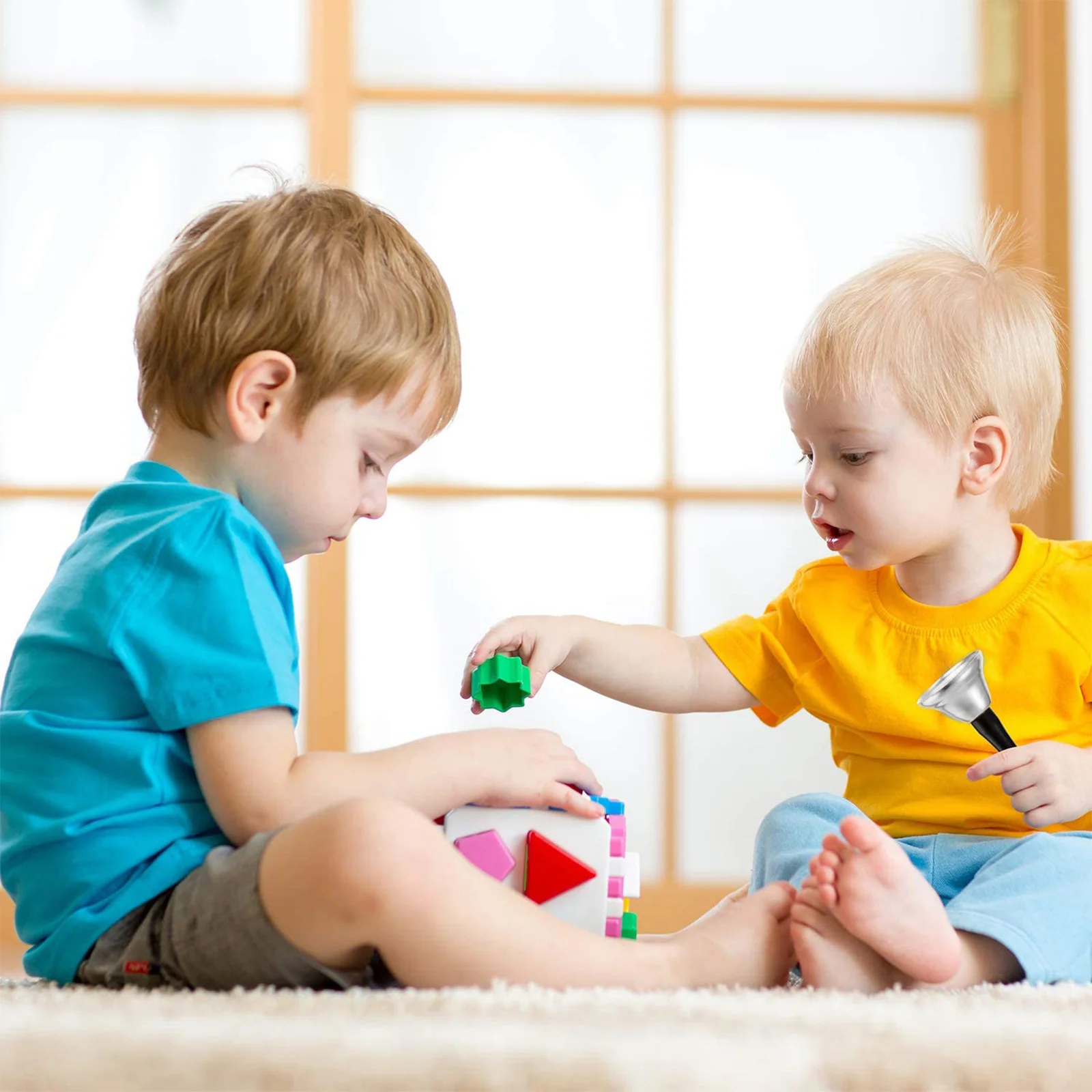 2 قطعة أجراس اليد المعدنية عيد الميلاد الجدول الدعوة أجراس بصوت عال واضح الصوت خفيفة الوزن قبضة مريحة زخرفة سانتا كلوز