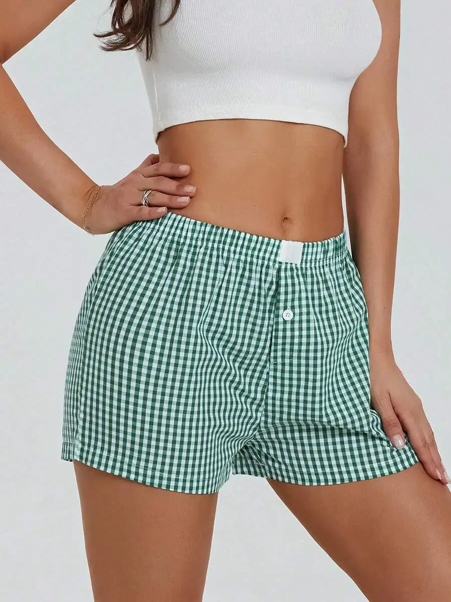 Pantalones cortos tipo bóxer para mujer de tela vichy verde y blanca con cintura elástica para descansar, dormir o estilo urbano.