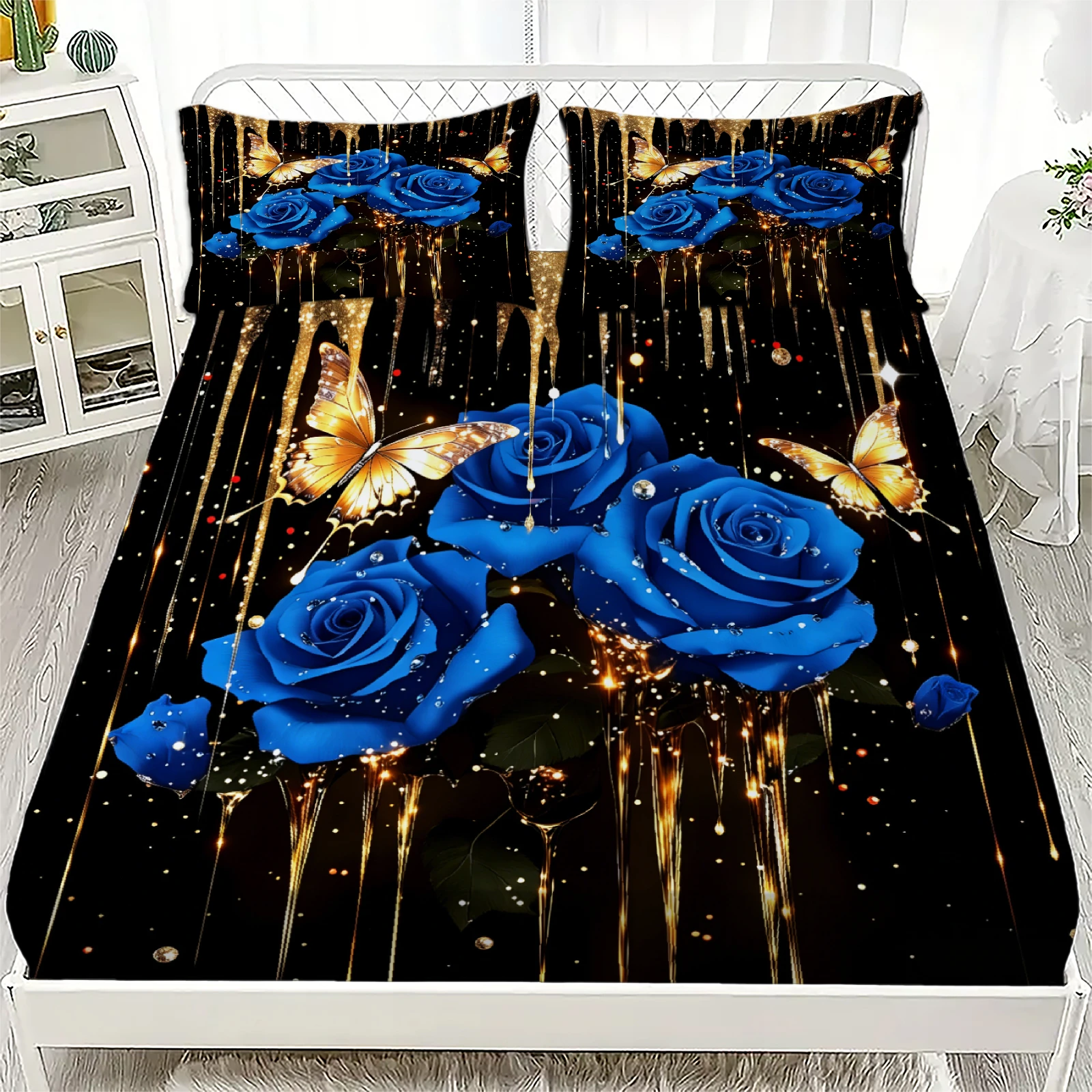 

Комплект постельного белья Royal Blue Rose And Butterfly на черном фоне с золотыми акцентами и наволочками для декора спальни