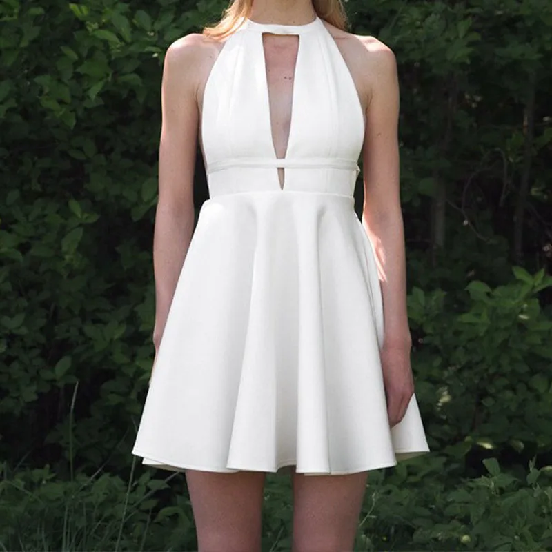 Unverzichtbar für Eleganz! Weißes Minikleid mit Neckholder und tiefem V-Ausschnitt, stilvoll und spielfrei