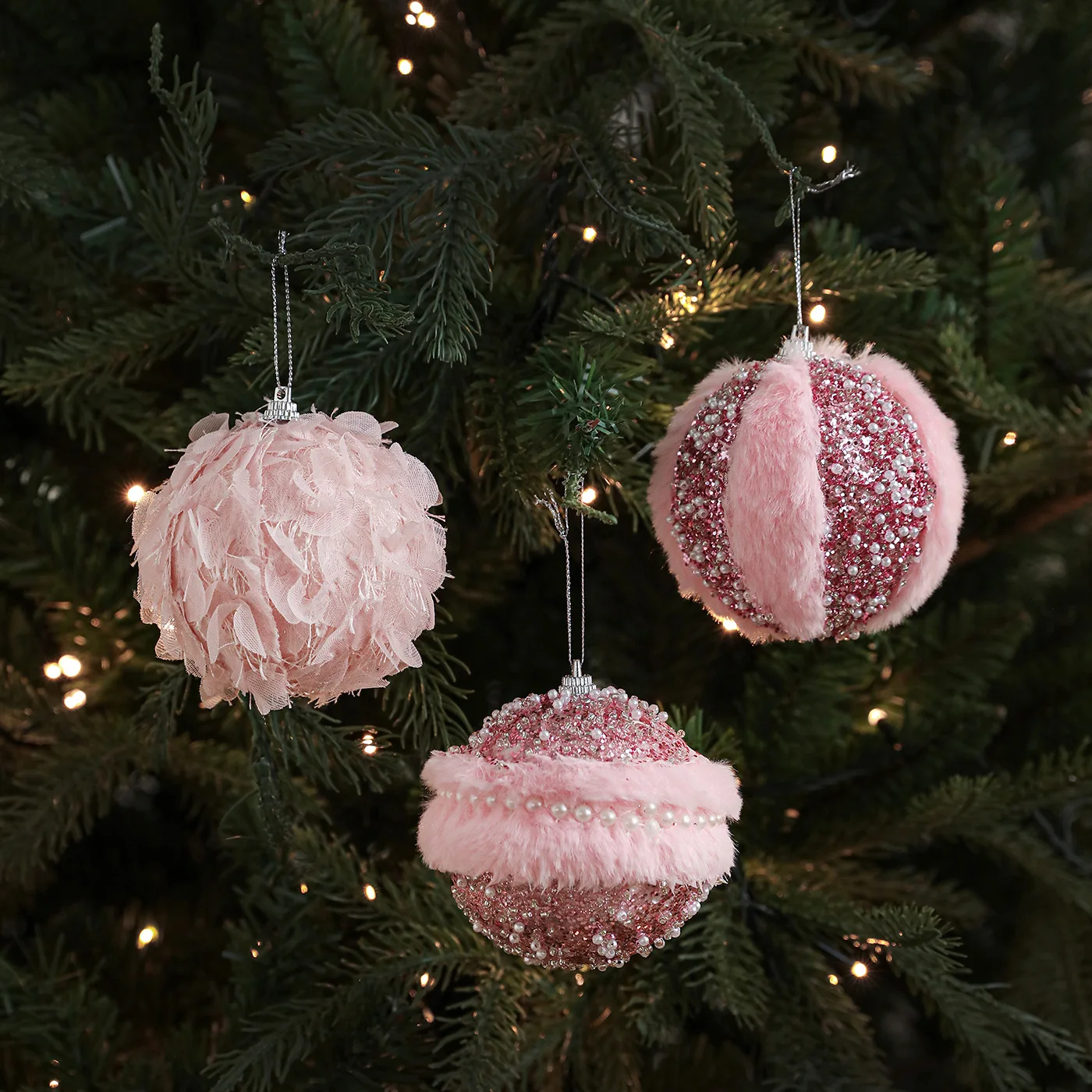 

Christmas Pink Fluffy Petal Xmas Ball Plush 8cm Pink Plush Foam Ball DIY Xmas Tree Atmosphere Layout Pendant for Festive Home