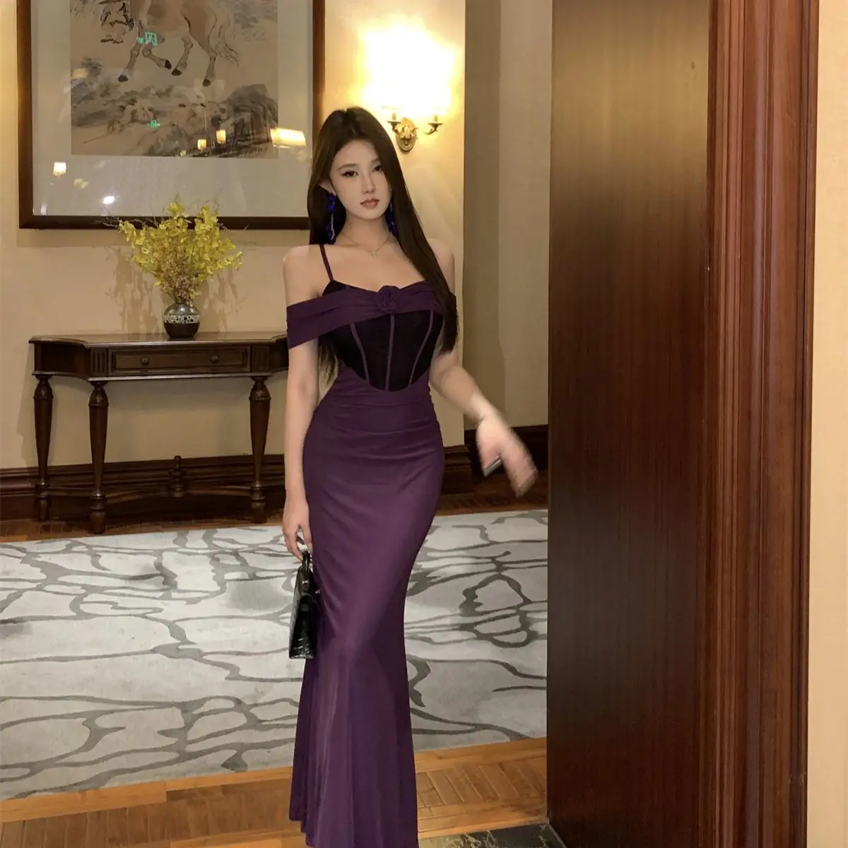 

Purple dress with irregular shoulder sleeves and hip hugging design, with a slimming and slimming effect. Long skirt