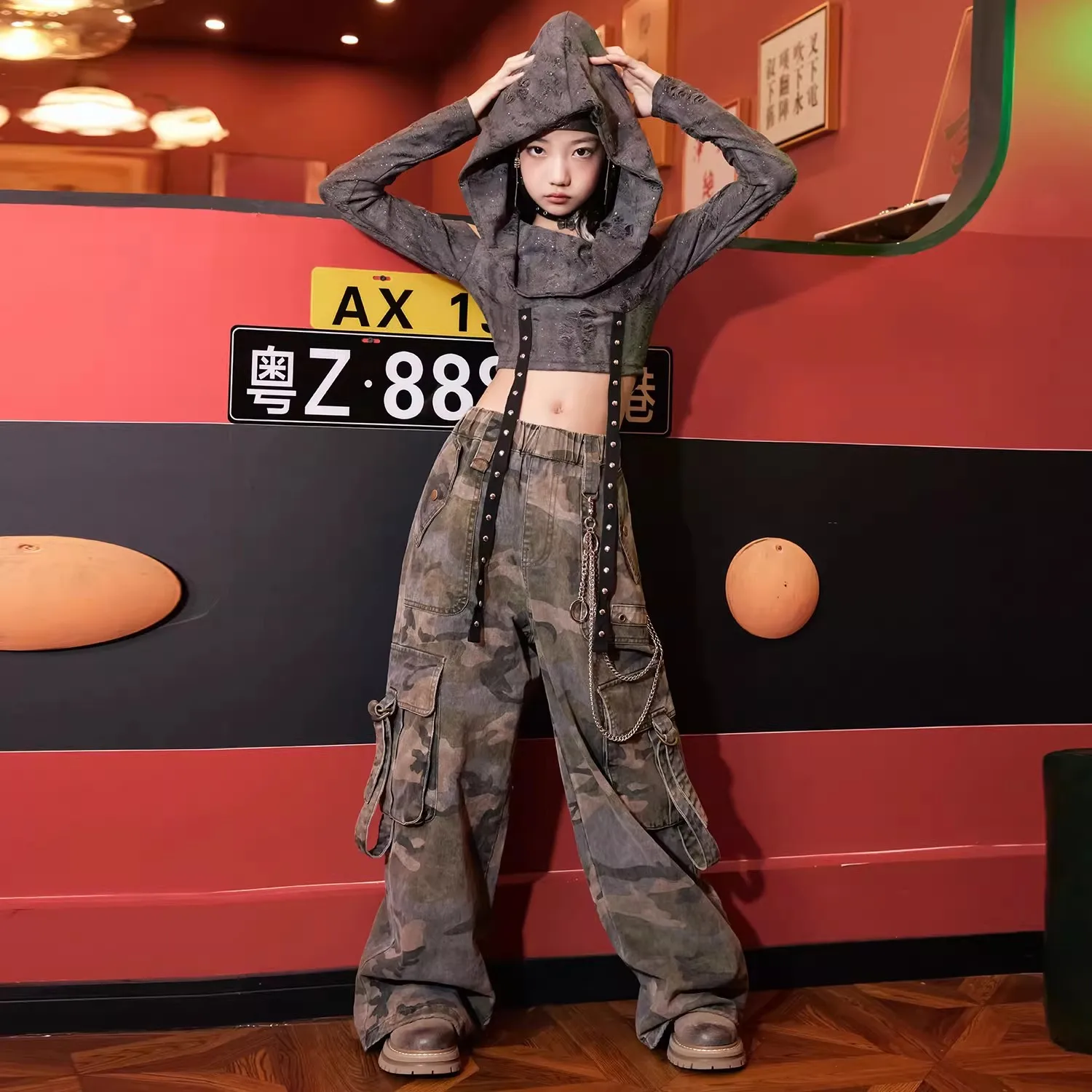 ชุดเต้นแจ๊สสไตล์เรโทรสำหรับเด็กผู้หญิง เสื้อคลุมมีฮู้ด กางเกงคาร์โก้ลายพราง ชุดแสดงฮิปฮอปสมัยใหม่ ชุดแสดงบนเวที