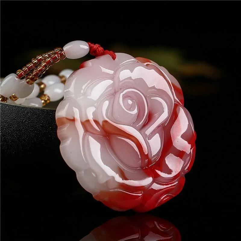 قلادة جديدة من حجر الدم الطبيعي، عصرية ومتعددة الاستخدامات.