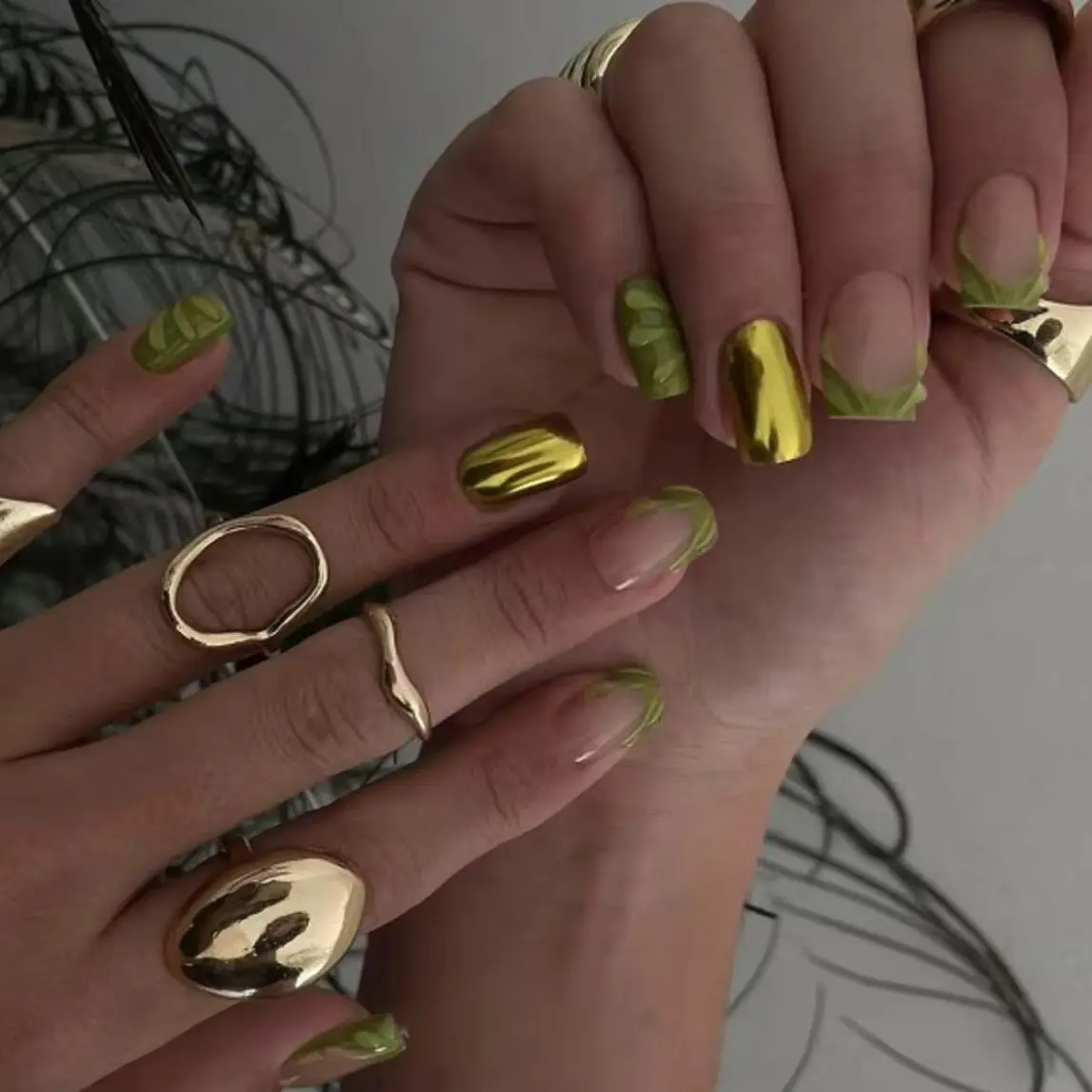 24Pcs Green Edged Press on Nails Short Square Acrylic False Nails Golden Chrome Powder Fake Nail Press Ons Metal French Nail Art