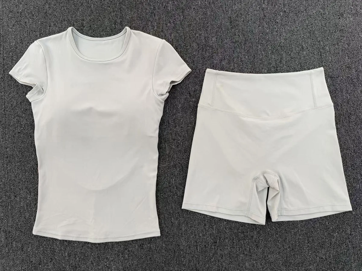 completo-sportivo-da-donna-t-shirt-yoga-a-maniche-corte-con-schiena-scoperta-e-pantaloncini-set-2-pezzi-casual-per-palestra-fitness-e-pilates