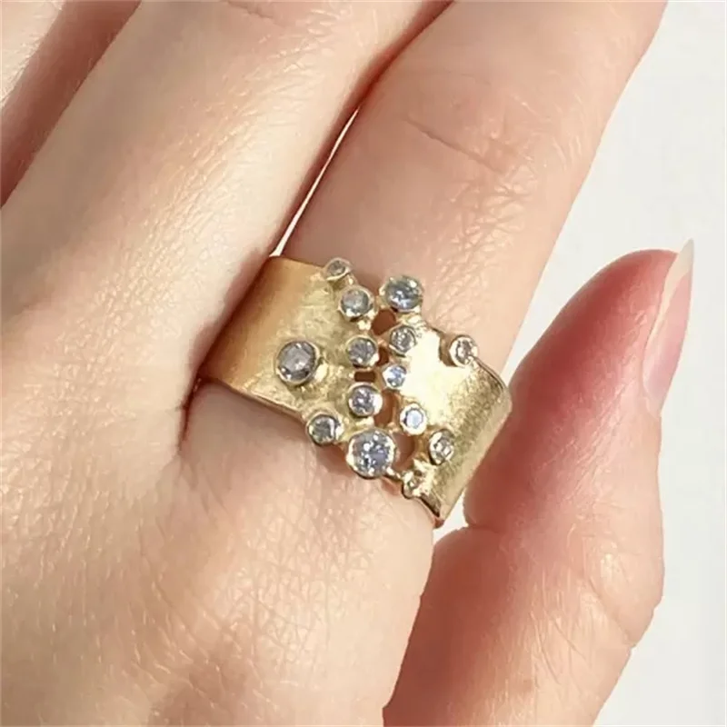 Vintage-Ring für Damen mit Eingelegten Weißen CZ-Steinen, Goldfarben, Geometrisches Hohldesign, Täglicher Gebrauch, Party-Schmuck, Jubiläumsgeschenk