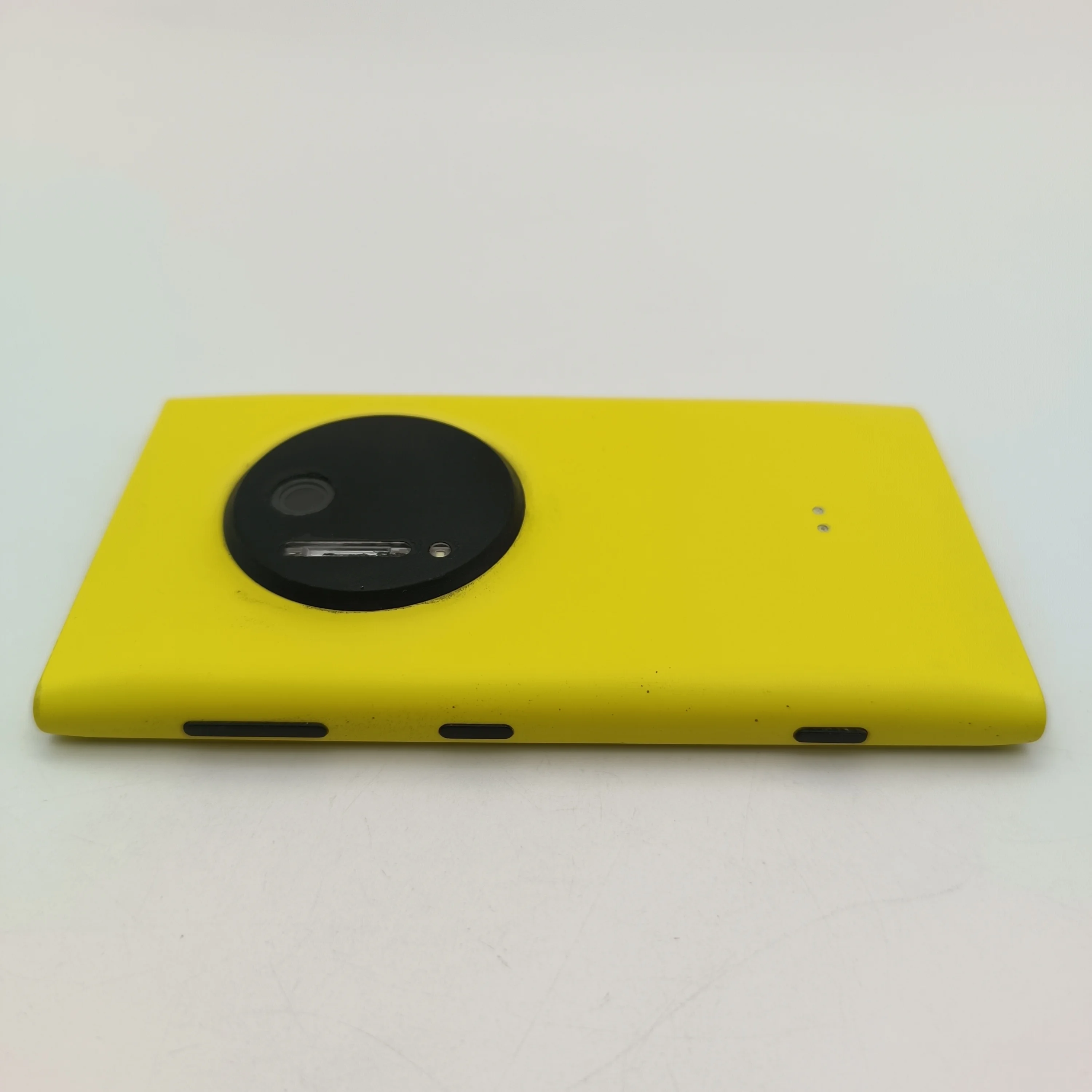 هاتف محمول Lumia 1020 أصلي مصنوع في فنلندا يدعم اللغة الإنجليزية بحالة جيدة