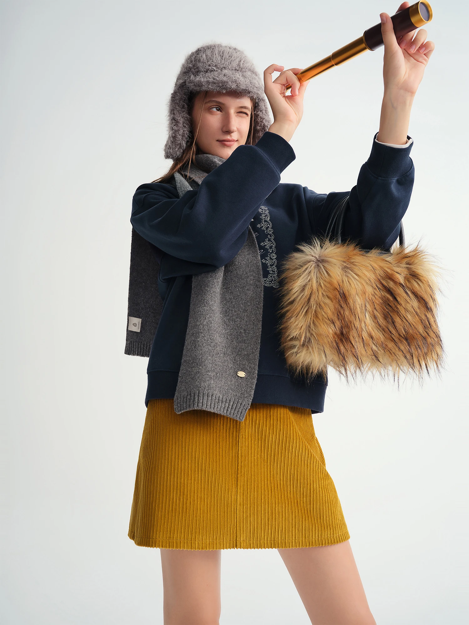 DUSHU خريف شتاء 2025 المرأة ريترو مطرزة المتضخم البلوز-كم طويل الرقبة المستديرة بلوزة كاجوال الشارع الشهير