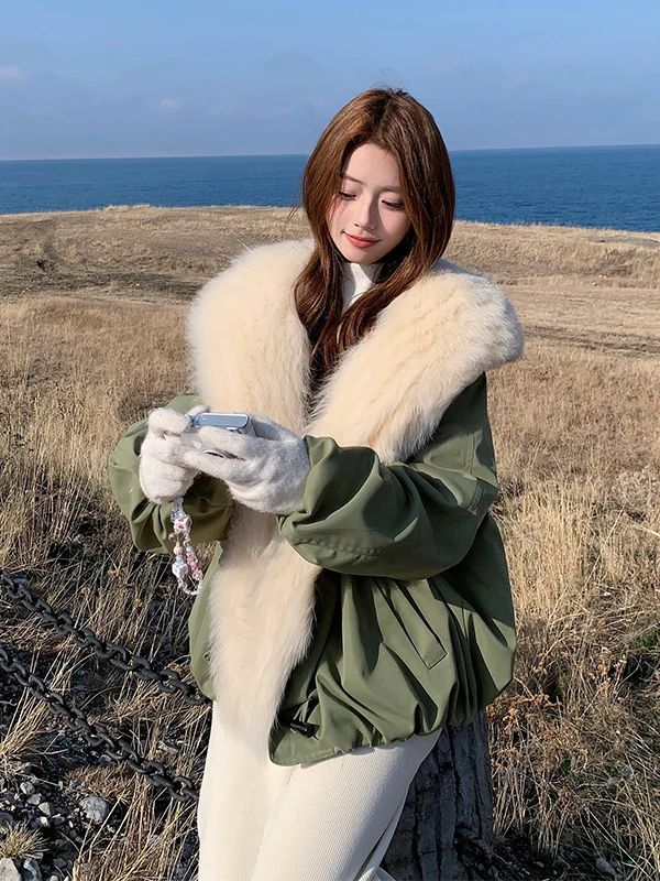 معطف شتوي نسائي من الريش الأبيض بنسبة 90٪ مع ياقة فرو دافئة وتصميم عسكري