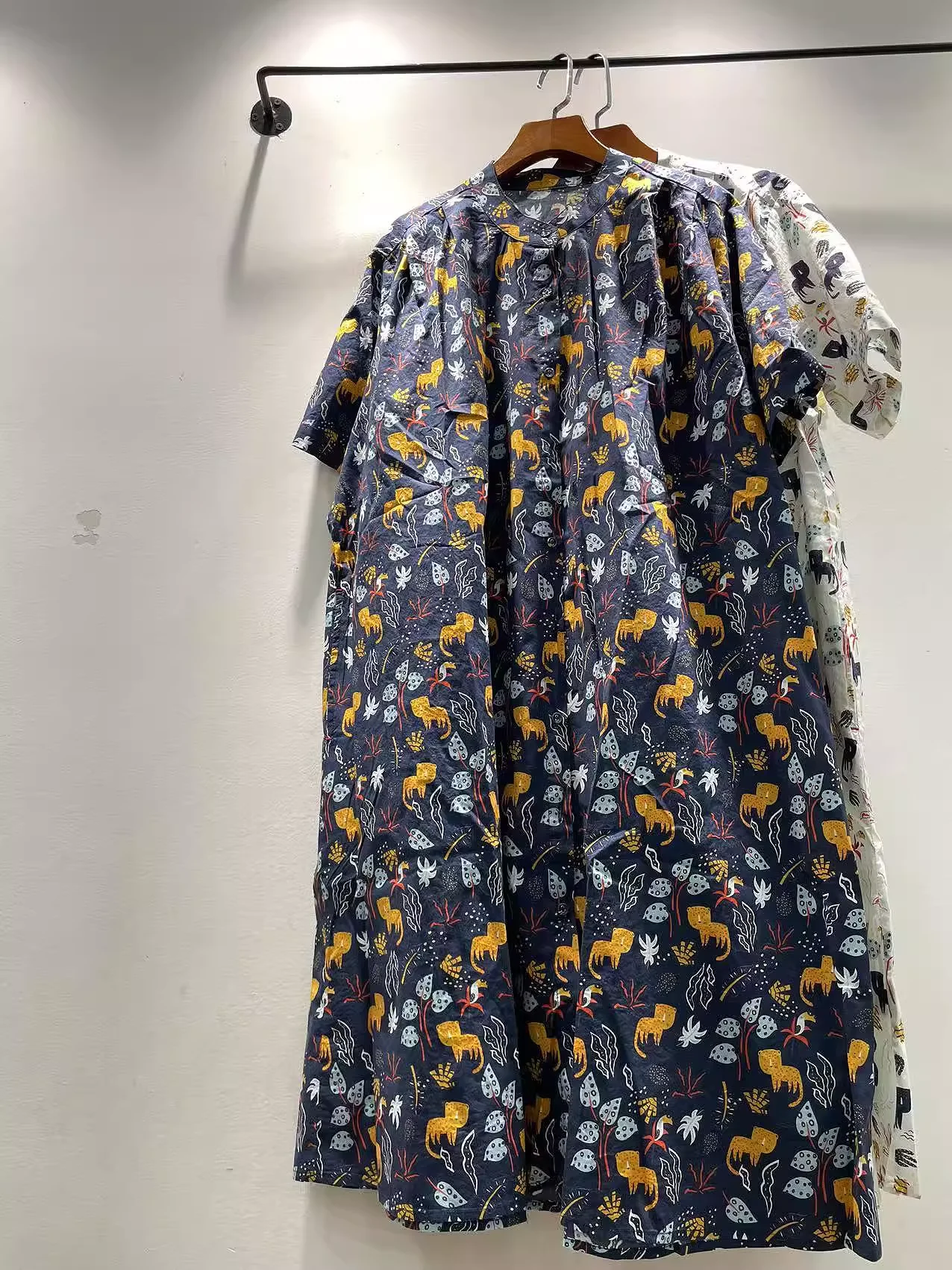 2025 vestido de camisas con estampado de zoológico animal de dibujos animados de diseñador original de estilo japonés para mujer vestido de un solo pecho de algodón puro