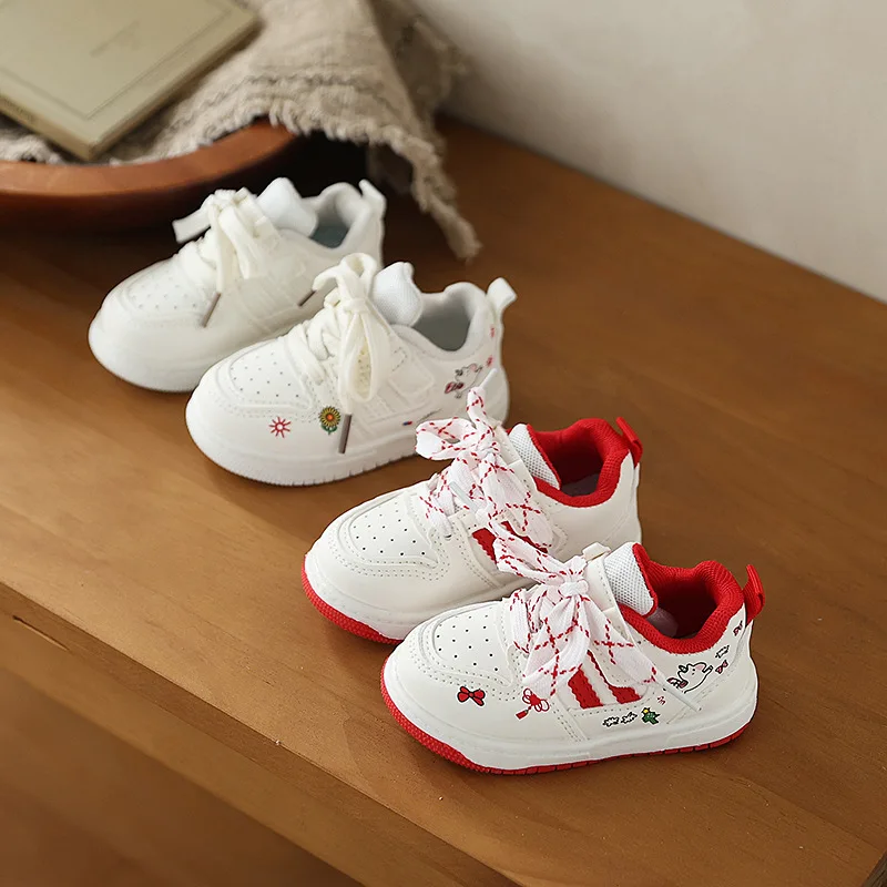 

Модные детские кроссовки для девочек 2026 года, весенние новинки, милые универсальные повседневные туфли с мультяшным принтом, удобные нескользящие детские кеды