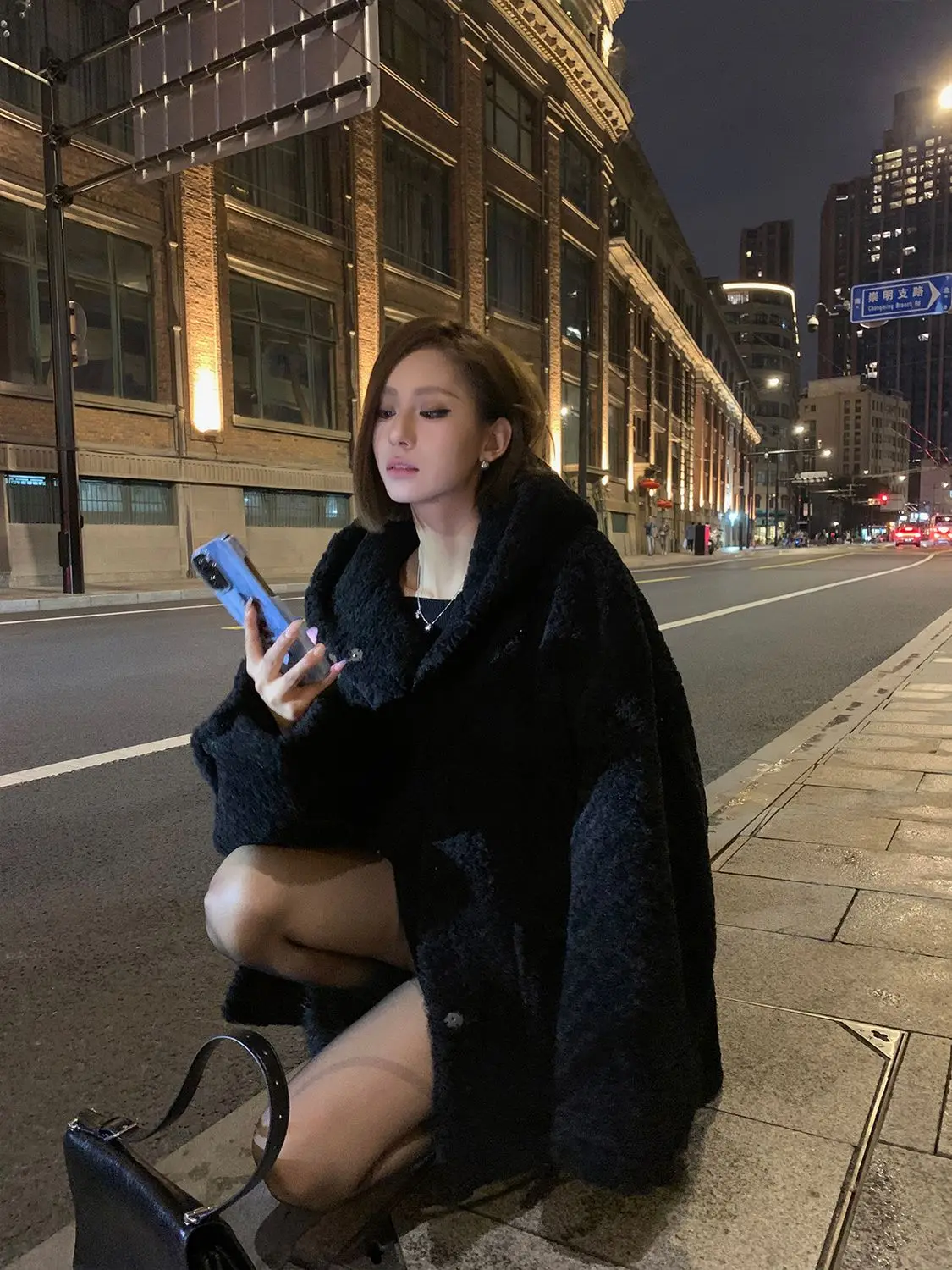 Veste en laine d'agneau pour femme, couleur chameau, style de vie actif, mouvement énergique, mouvement dynamique, activité vigoureuse, Action animée Ins