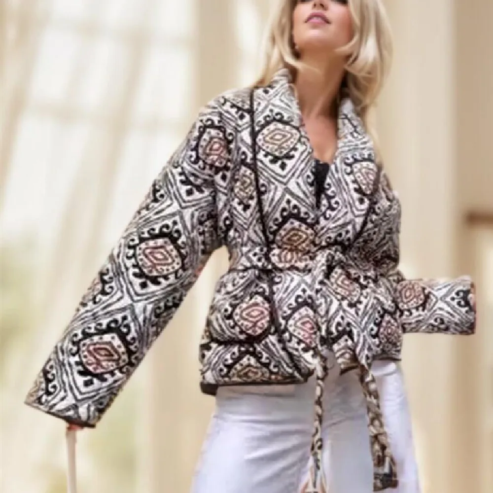 

Зимняя серая стеганая куртка с тотемом и цветочным принтом с воротником с лацканами, этническая женская стеганая куртка с галстуком и бантом, стеганое пальто с длинными рукавами, верхняя одежда