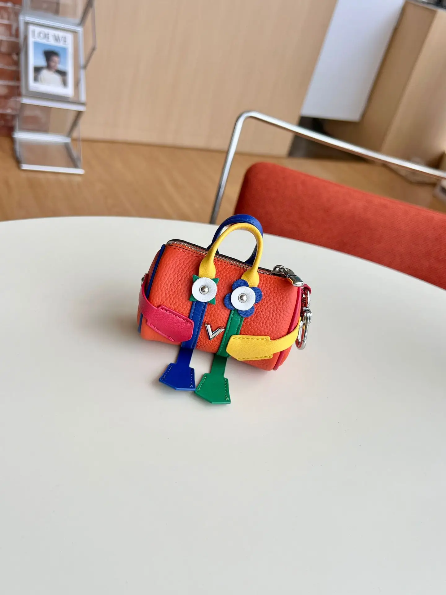 レディース ミニクロスボディバッグ 本革ポーチバッグ チャーム付き ジッパー開閉 スリムデザイン 口紅ポーチバッグ 女性へのギフト