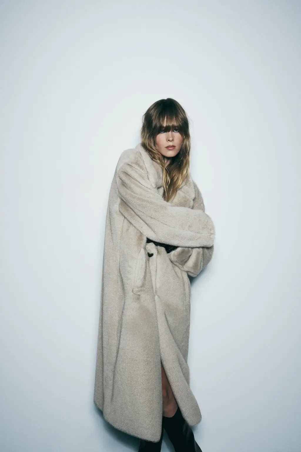 Abrigo largo de mujer estilo nuevo de invierno 2023, chaqueta con efecto de piel artificial, tacto premium, cuello en V, cier...