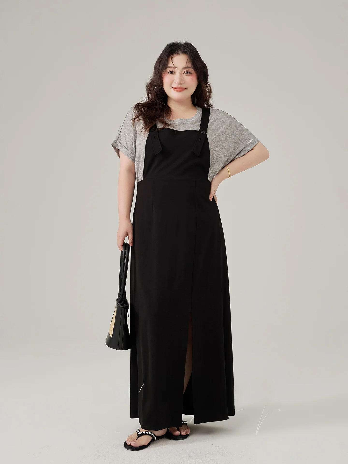 

Новинка: Летний тонкий женский комплект из двух предметов больших размеров: футболка с коротким рукавом и платье с разрезом. Повседневная одежда.