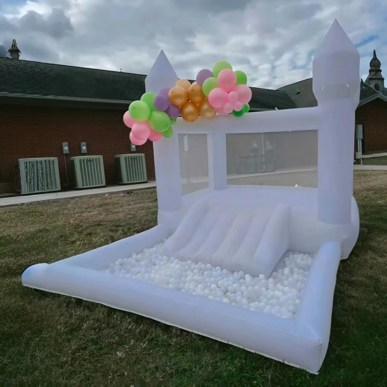 

Коммерческий уличный надувной батут белого цвета для свадеб и вечеринок, надувная горка-батут белого цвета для продажи, акция по продвижению продаж