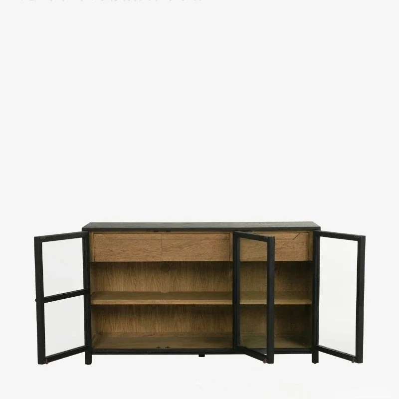 غرفة المعيشة ذات المدخل القديم والقديم، خزانة تلفزيون سوداء للتخزين على الأرض، خزانة عرض راقية