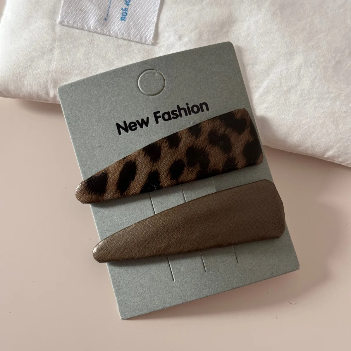 

Кожаный треугольник с леопардовым принтом, текстурированная ткань BB, модная простая челка, аксессуары для волос по бокам, модные и универсальные