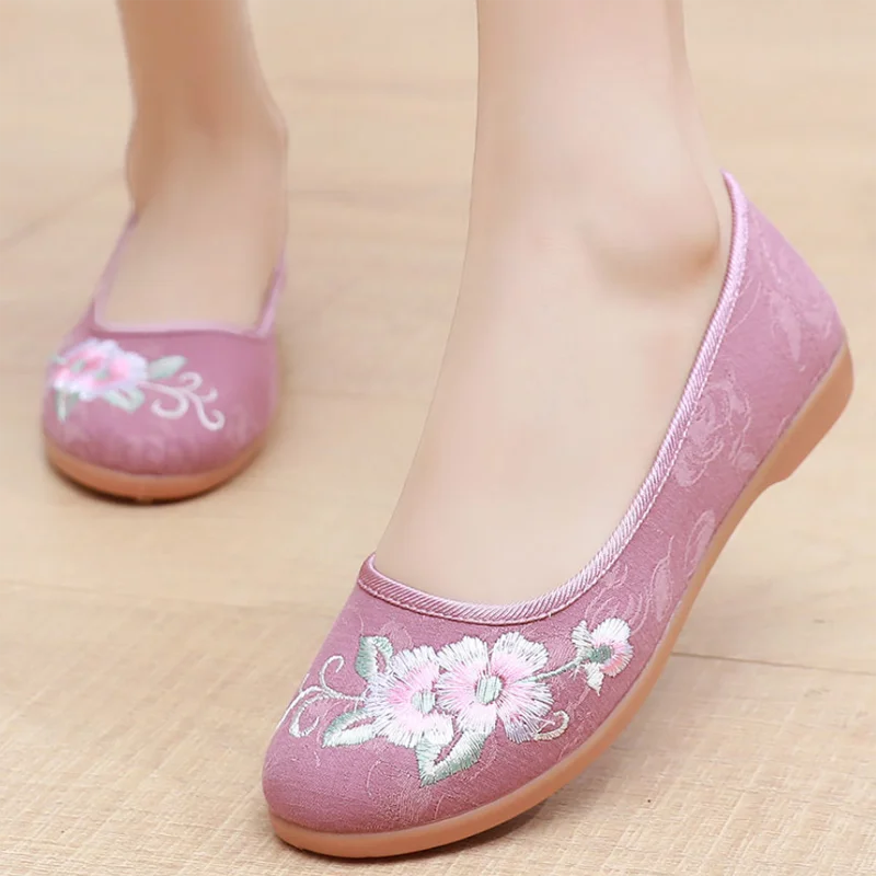 New Fashion Ladies Shoes Flat Soft Sole Casual Embroidery Chinese Women\'s Shoes