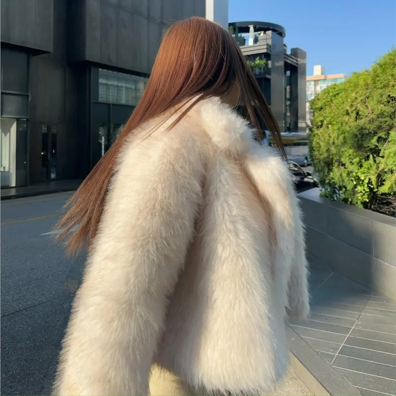 2025, namaakbontjas, dames, pluizige dameswinterjas, warme jas met lange mouwen, luxe gouden punt op witte achtergrond, bovenkledingjassen