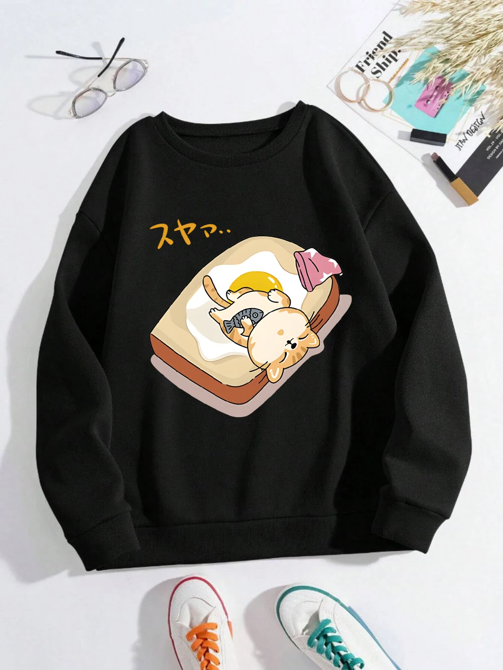 Eine Katze schläft mit einem kleinen Fisch in den Armen bedruckter Kapuzenpullover für Damen, Winter-Fleece-Pullover, Basics, Taschen-Sweatshirt, Freizeitkleidung
