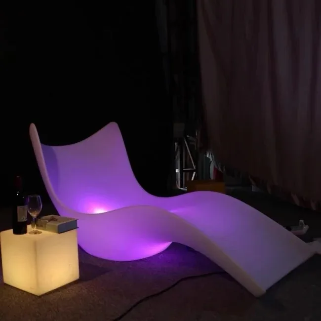 أثاث بار الحديقة الخارجية كرسي حمام سباحة بلاستيكي للشاطئ مع ضوء LED 16 لونًا كراسي استلقاء للتشمس