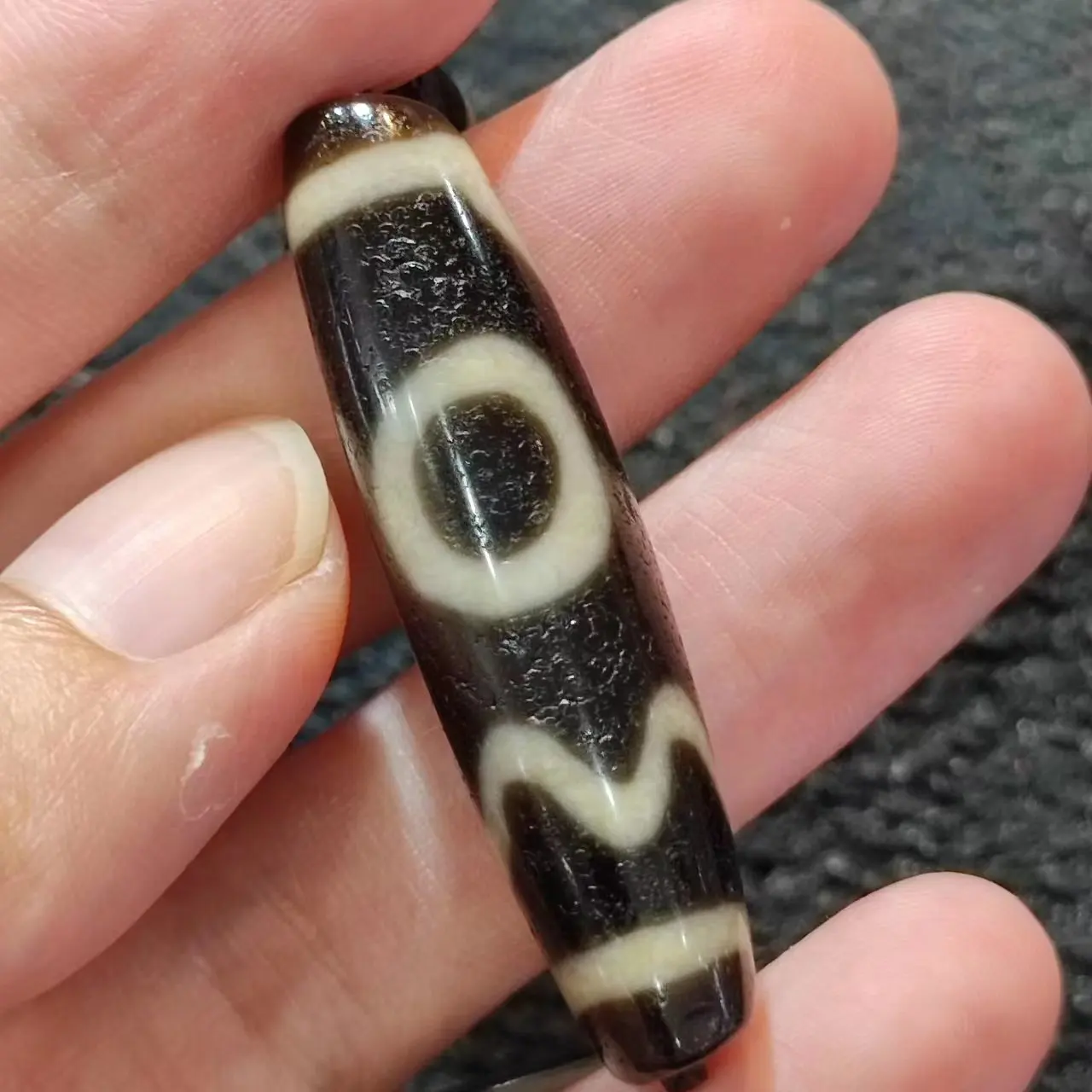 

1pcs/lot natural old agate breath to increase the two-eyed totem dzi Precious varieties Weathering lines Old mineral materials