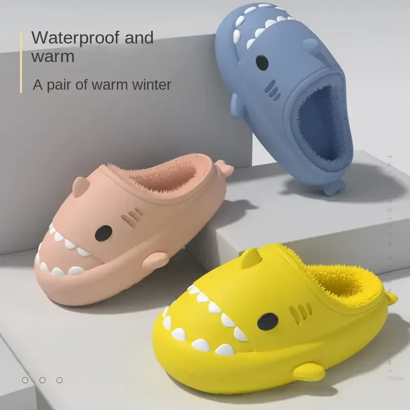 Urocze kapcie w kształcie rekina z kreskówki, ocieplane polarem, lekkie kapcie domowe z odkrytymi palcami dla chłopców i dziewczynek, idealne na zimę.