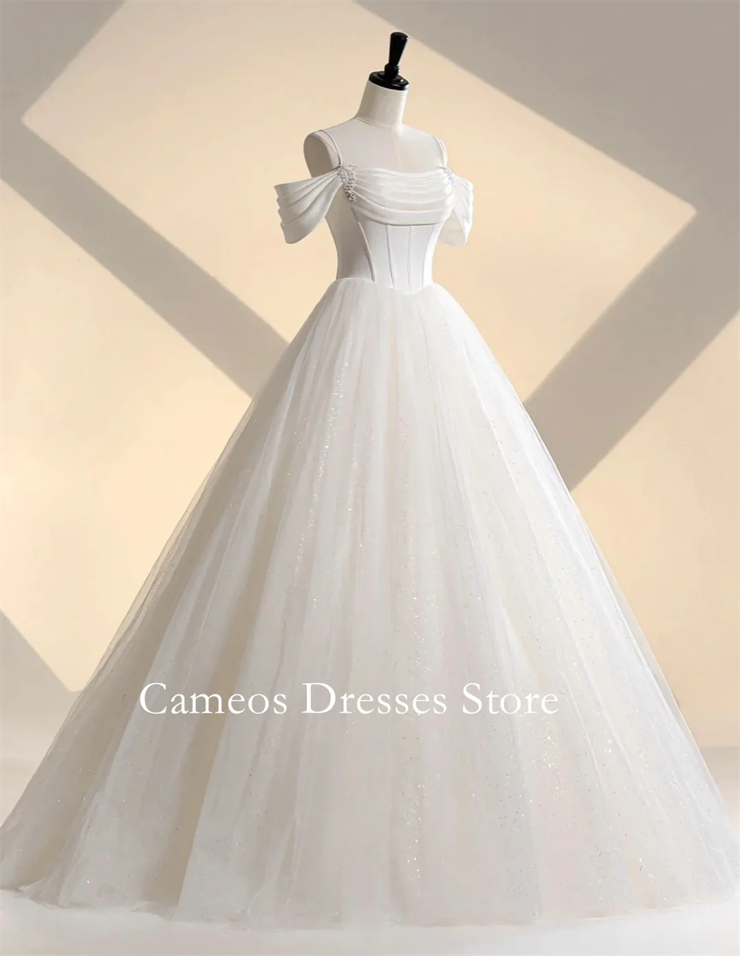 ชุดแต่งงานแบบสั้นแขนสั้นสีไอวอรี่ สายเดี่ยวแบบสปาเก็ตตี้ ผ้าทูลล์ ชายกระโปรงยาวลากพื้น  ชุดเจ้าสาวสำหรับผู้หญิง  แบบสั่งตัดได้จาก SONDR