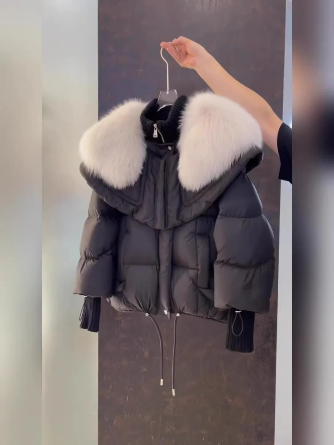 Kurtka zimowa damska z kołnierzem z futra, ocieplana puchem, idealna do dojazdów do pracy, wiatroodporna, z włókna poliestrowego, biała, z wypełnieniem z puchu.