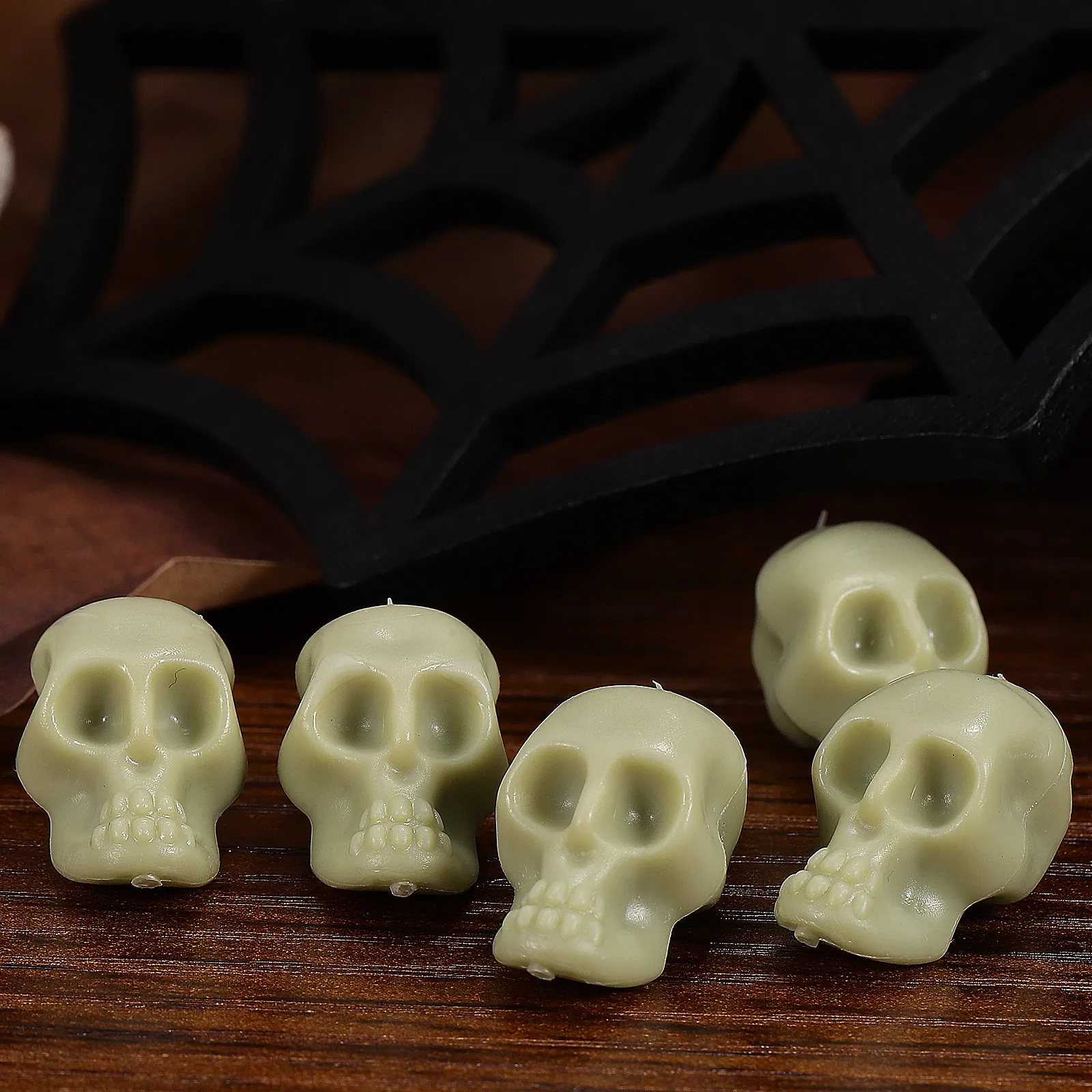 50Pcs Plastic Mini Skull Heads Halloween Decoration Ornaments Spooky DIY Craft Supply for Home Bar Nightclub Table Mantel