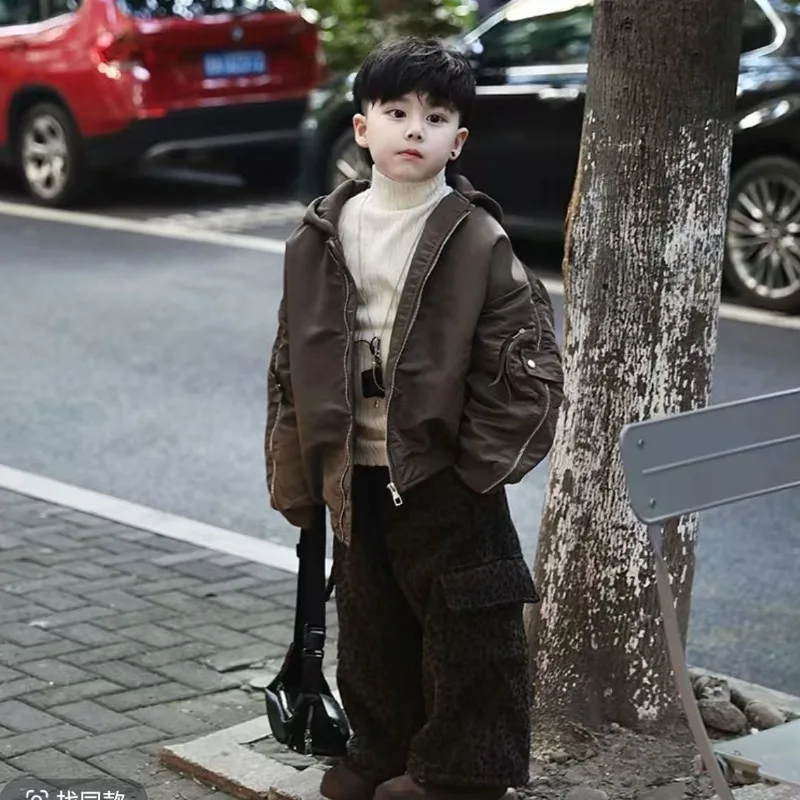 

Дошкольный комплект, новинка 2025 года, зимняя новая корейская хлопковая куртка с капюшоном для мальчиков + бежевая нижняя рубашка + бархатные леопардовые штаны, детский комплект из 3 предметов