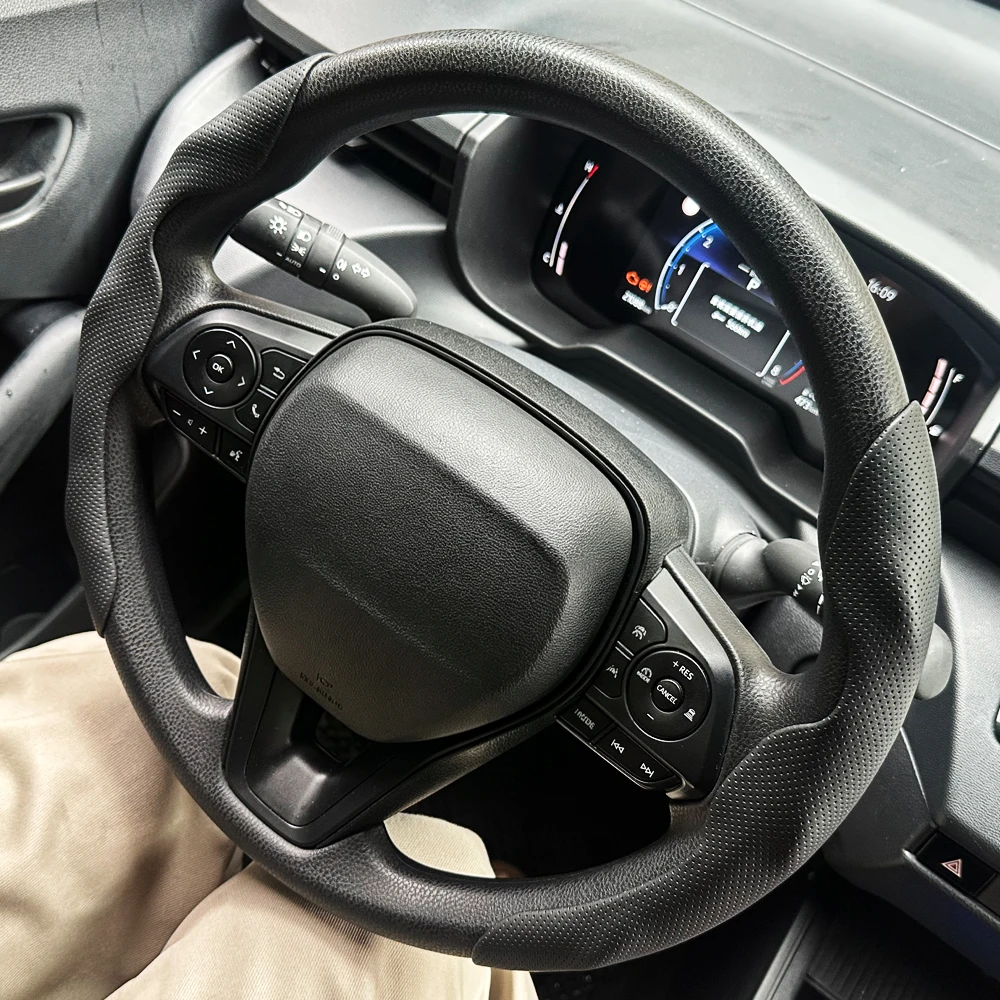 2 Stück Perforierte Leder-Lenkradbezüge, Atmungsaktiv, Rutschfest, Schweißabsorbierend, Universell für Autos, Auto-Zubehör – Detail 7