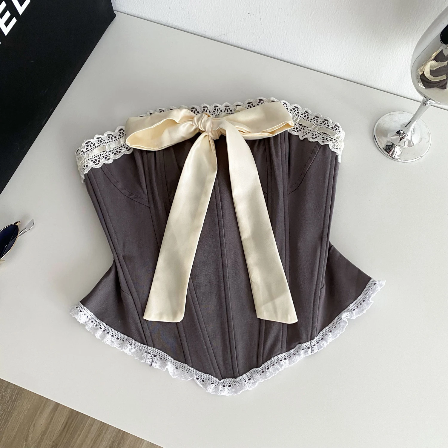 

Clothland женский шикарный укороченный топ с галстуком-бабочкой кружевной лоскутный топ без рукавов с открытой спиной без бретелек короткая стильная рубашка сексуальная тонкая блузка WA373