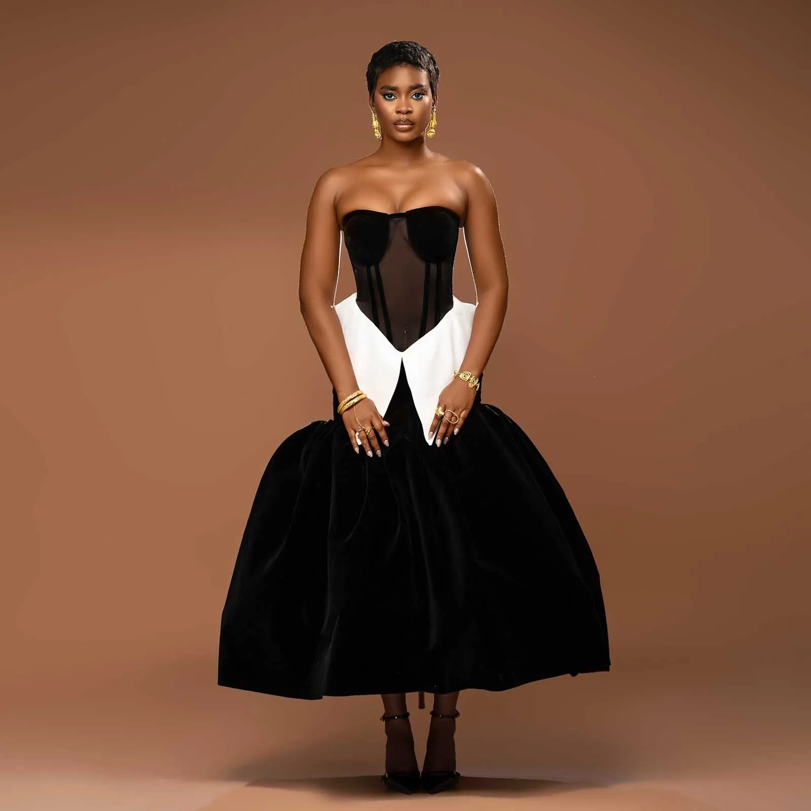 Unikatowe czarne suknie balowe 2026 Couture, iluzoryczna koronka, gorsetowa suknia wieczorowa z białym peplum, przyciągające wzrok sukienki na formalne przyjęcia.