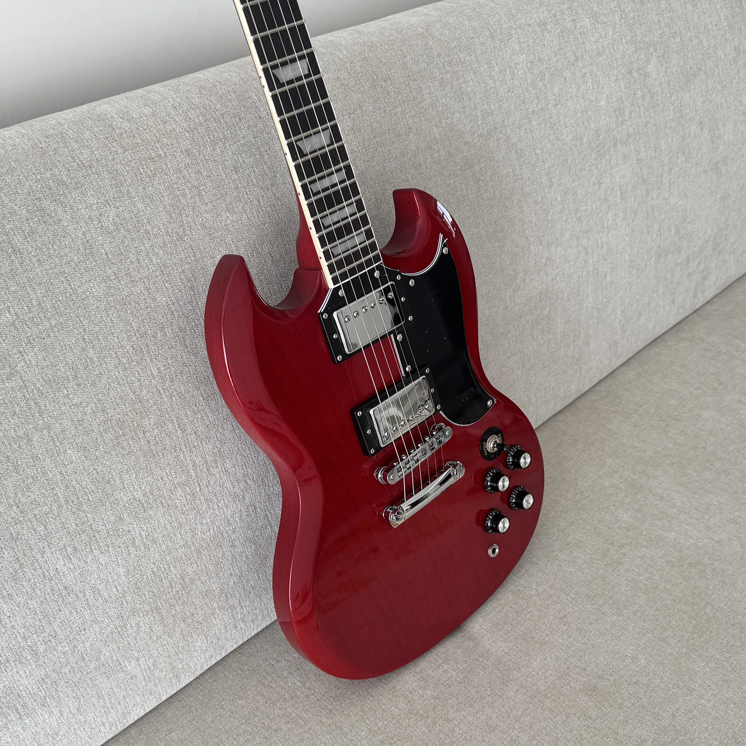 

Высококачественная электрогитара с отличным качеством звука, накладкой из палисандра, бриджем ABS-1, форма Devil's Cape