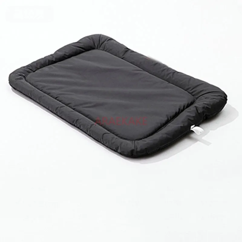 يمكن تفكيك سجادات الكلاب، وغسلها، واستخدمها للنوم في أسرة الكلاب. سجادات نوم صيفية مضادة للتمزق ومقاومة للماء