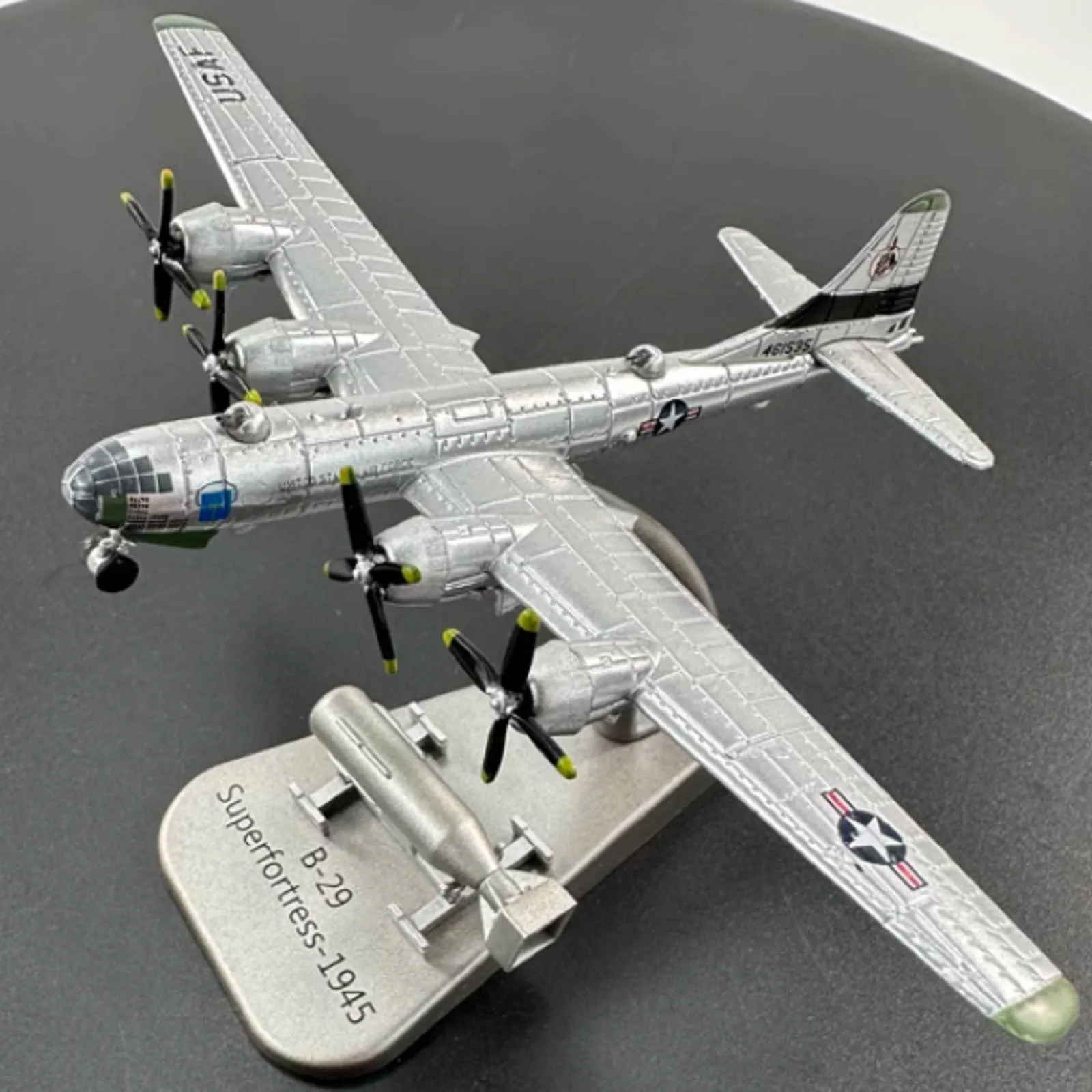 Modelo de avión de aleación de bombardero de fortaleza aérea de superforregación de EE. UU. B29 B-29 a escala 1/300 y misil de plástico para niño pequeño