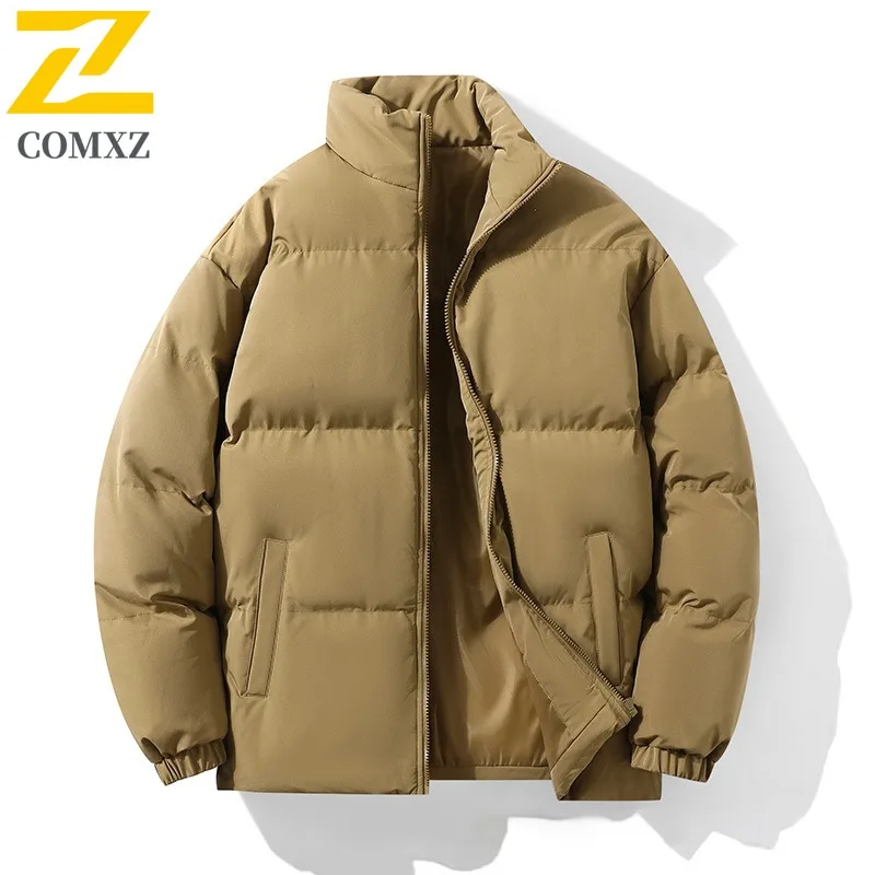 เสื้อแจ็คเก็ตบุผ้าสำหรับผู้ชาย COMXZ แบบลำลอง คอตั้ง เหมาะสำหรับกิจกรรมกลางแจ้ง ทำงาน ให้ความอบอุ่น หนา น้ำหนักเบา สวมใส่สบายในชีวิตประจำวัน เสื้อโค้ทผ้าฝ้ายสำหรับฤดูหนาว