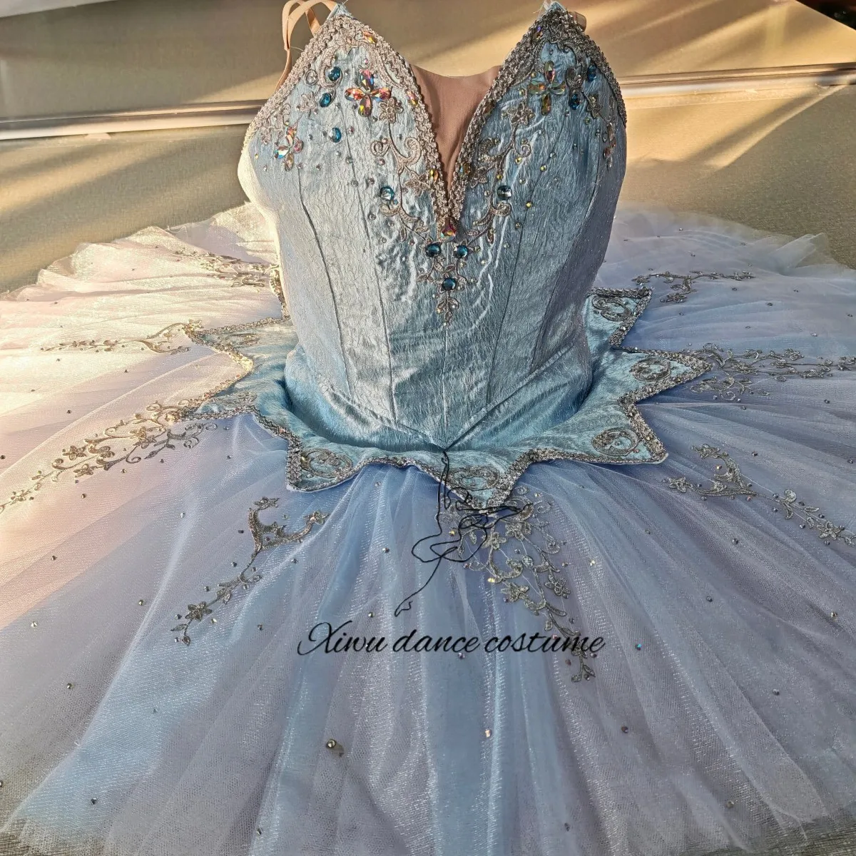 Tutu de ballet professionnel personnalisé au design papillon ombré bleu ciel